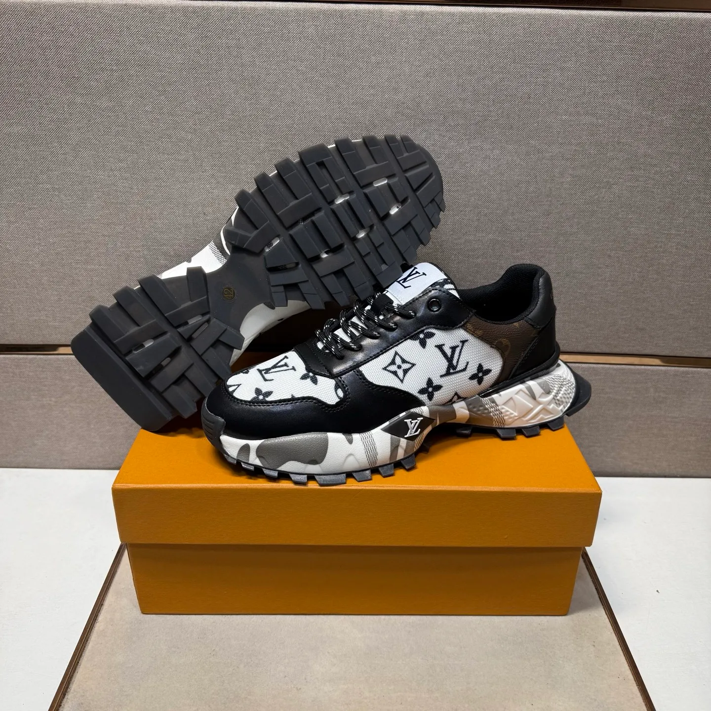 ⬛️Men's shoes 💰p442【LV～】Men's casual shoes 2025z cabinet sales simultaneously 🔶Size: 38-44#️⃣ 🔷2 colors🔜The upper is made of multi-material splicing➕Mesh lining, comfortable and breathable, sole: original comfortable and wear-resistant outsole, ⚠️real thing📱photographed🎬real thing is better📢📢📢